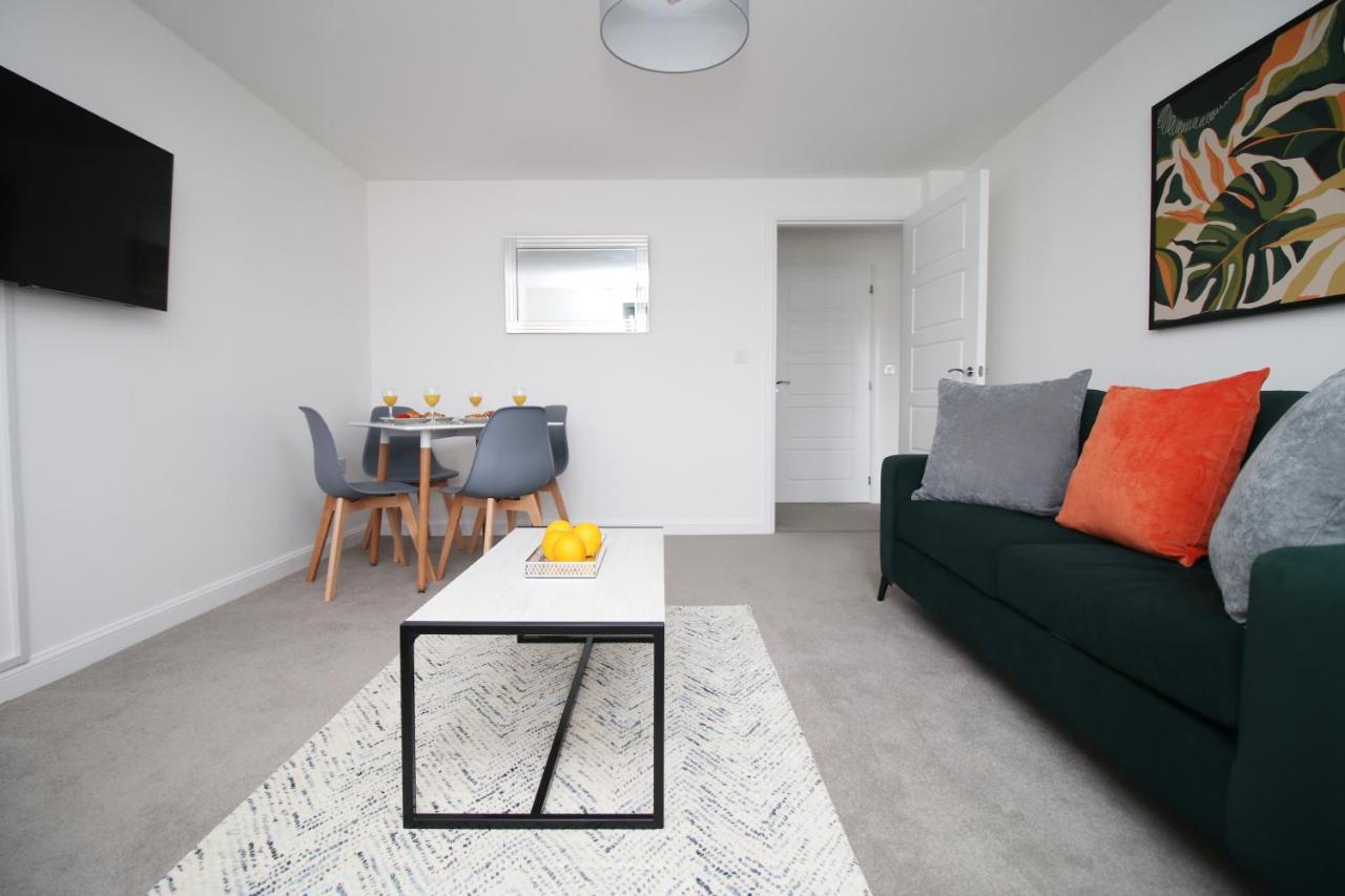 No 43 Stadium Views By Ssw - 2Br, Parking, Sleeps 4, 3Min Walk To Stadium, 10Min Drive To City Centre, Marina And Close To M4 Morriston Екстериор снимка
