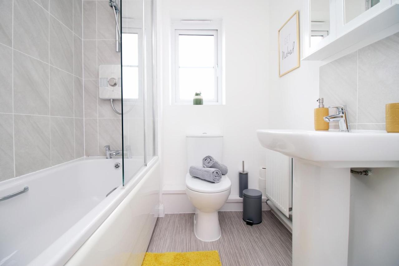 No 43 Stadium Views By Ssw - 2Br, Parking, Sleeps 4, 3Min Walk To Stadium, 10Min Drive To City Centre, Marina And Close To M4 Morriston Екстериор снимка