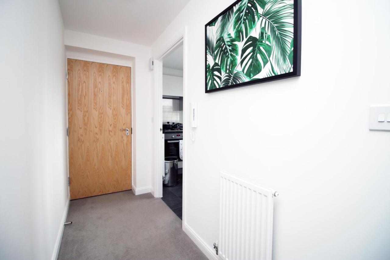 No 43 Stadium Views By Ssw - 2Br, Parking, Sleeps 4, 3Min Walk To Stadium, 10Min Drive To City Centre, Marina And Close To M4 Morriston Екстериор снимка